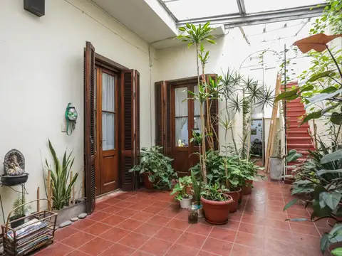 Venta PH en Colegiales con Cochera Patio y Terraza propia