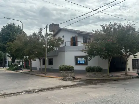 Casa en Alquiler de 3 Ambientes con entrada para auto en Quilmes Centro
