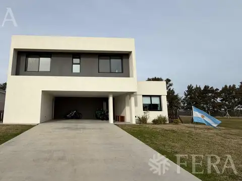 Venta de Casa 5 ambientes con piscina, quincho y parrilla en Puerto Nizuc-Berazategui