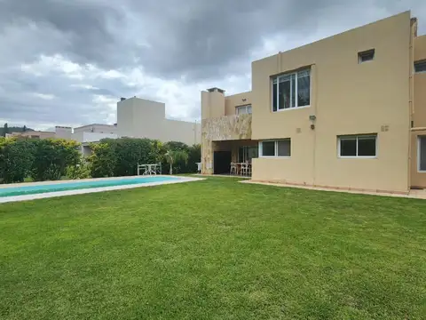 Casa 5 ambientes con 3 baños