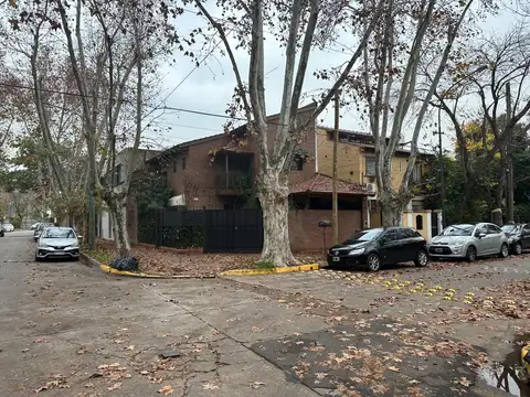Sólida casa  dos plantas en esquina