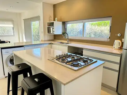Casa 5 ambientes con 3 baños
