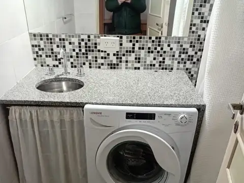 Monoambiente al frente con balcón. Amoblado. Cocina separada. Frente al Alto Palermo.