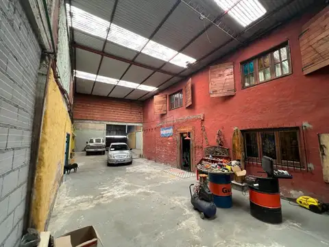 Venta Galpón comercial, vivienda y pileta 