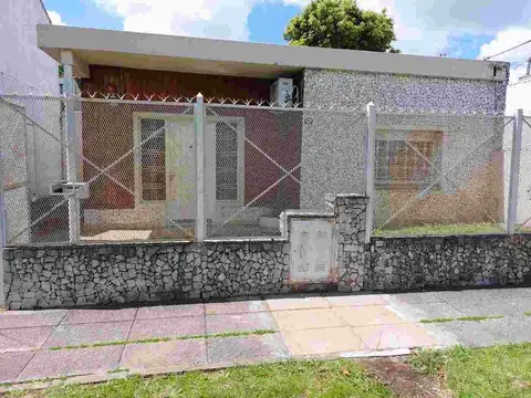 VENTA CASA 3 AMB MORON JARDIN  Y 2 COCHERAS