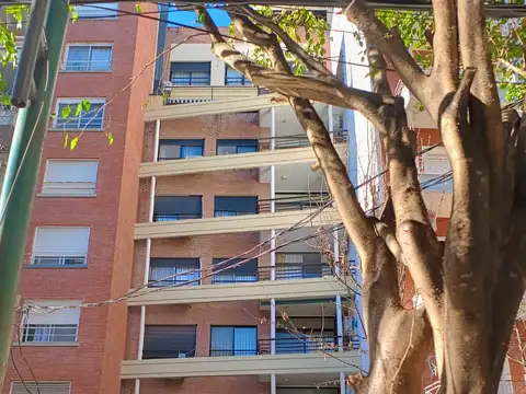 Muy buen depto en duplex de 4 ambientes con cochera