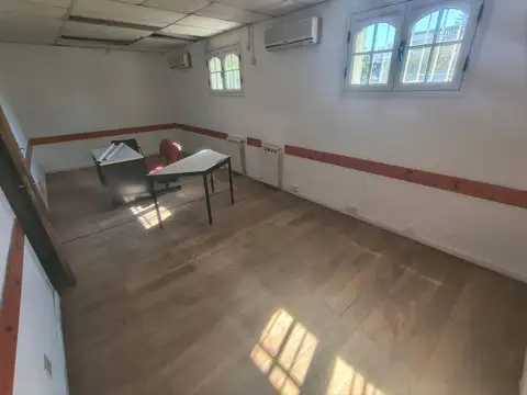 Oficina 10 ambientes con 2 baños