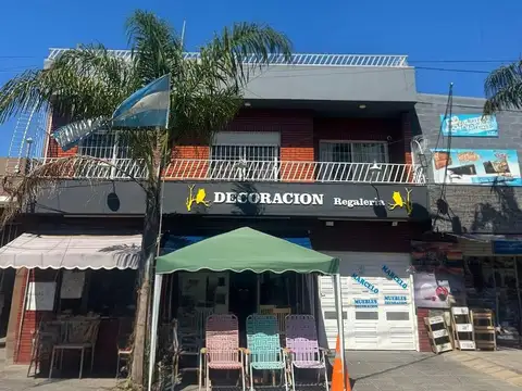 Casa en venta con locales