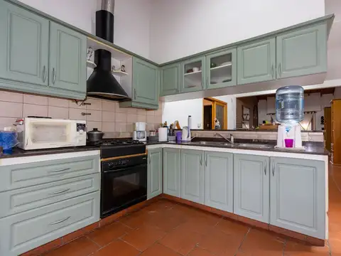 Casa 4 ambientes con 2 baños
