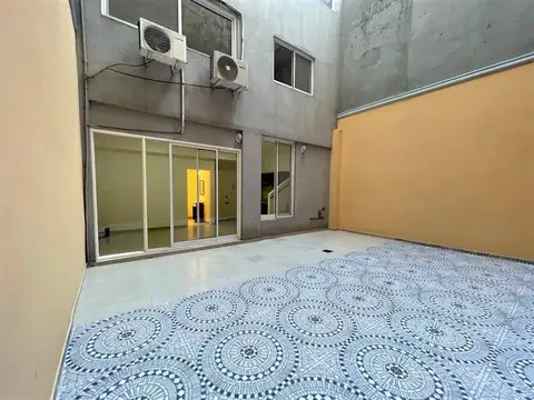 VENTA DEPARTAMENTO TIPO DUPLEX DE DOS AMBIENTES CON GRAN PATIO