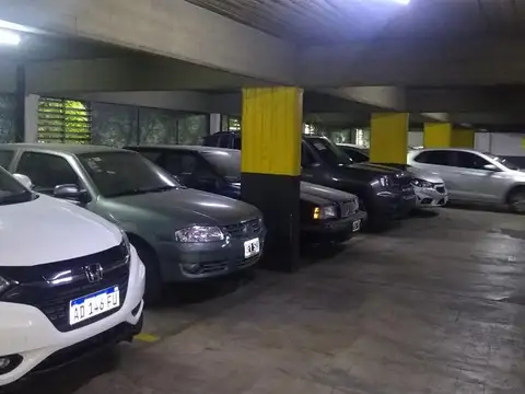 COMODA COCHERA CUBIERTA MUY BIEN UBICADA - OLAZABAL Y AMENAB