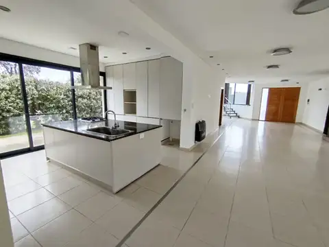 Casa de categoría en altos de la ribera - alquiler