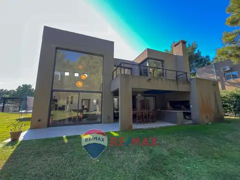 Casa en Alquiler en Barrio Residencial 1, USD 2.500