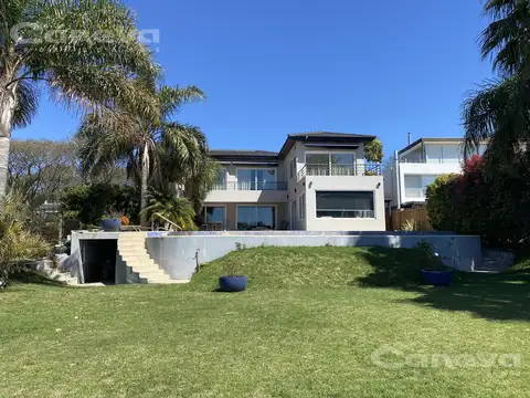 Espectacular Casa en  Santa Barbara a la laguna central