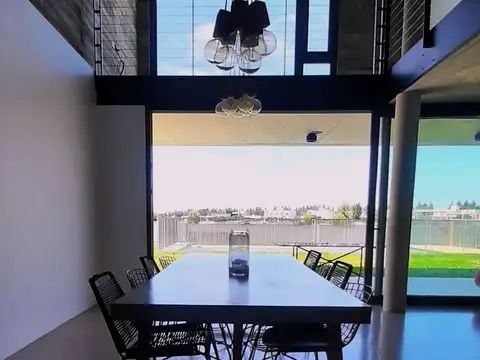 Casa 6 ambientes con 4 baños
