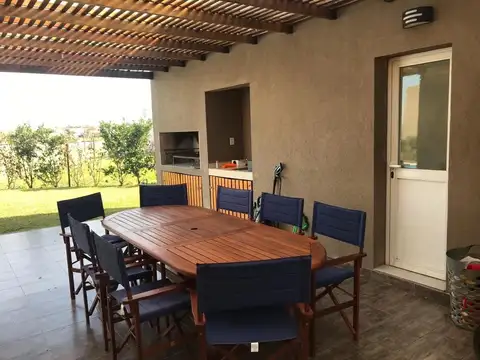 Casa 4 ambientes con 4 baños
