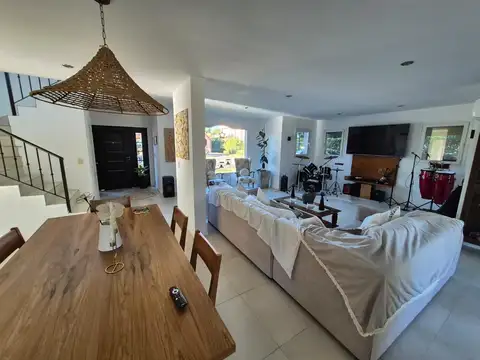 Casa 5 ambientes con 4 baños