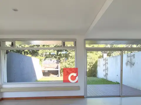 Casa en Alquiler con 2 cocheras