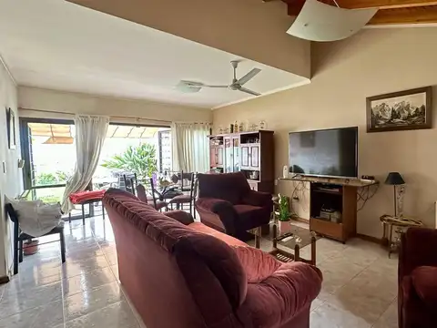 Casa 8 ambientes con 4 baños