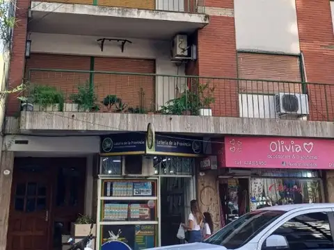¡ ¡ ¡ ¡ Depto 2 ambientes en el corazon de Las Lomitas ! ! ! !