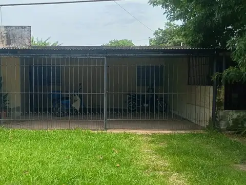 Casa 3 dormitorios frente a plazoleta, B°200 Viviendas