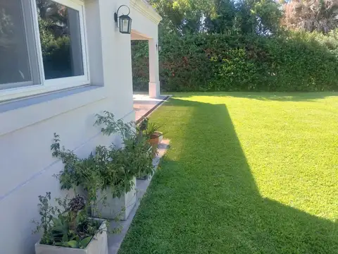 Casa en Alquiler con 6 cocheras