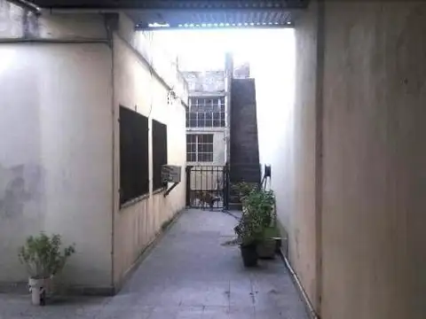 CASA 5 AMBIENTES CON COCHERA Y LOCALES