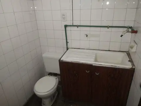 LOCAL SOBRE AV MADARIAGA EN SARANDI