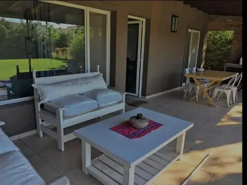Casa en Alquiler con 1 cochera