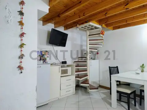 PH en venta zona Abasto, con entrepiso, patio y terraza. 2 ambientes. Dos departamentos luminosos.