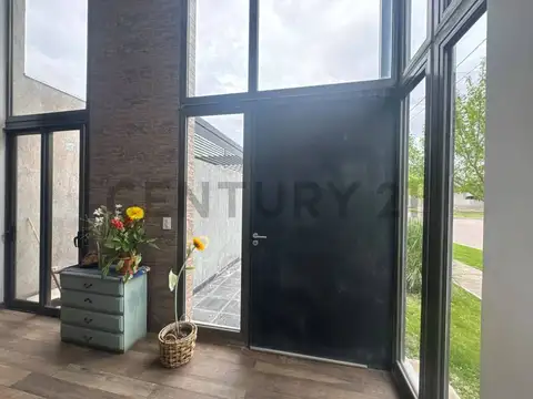 Casa 6 ambientes con 4 baños