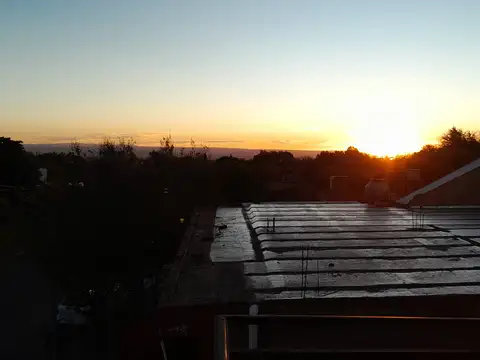SG INMOBILIARIA VENDE | NUEVO VALOR  OPORTUNIDAD COMERCIAL EN EL CENTRO DE MERLO  Ubicado sobre calle Los Almendros, en una zona estratégica de Villa de Merlo, San Luis.  Galpón comercial de excelente construcción, con 250 m² cubiertos y techo de losa, em