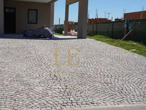 Casa 6 ambientes con 4 baños