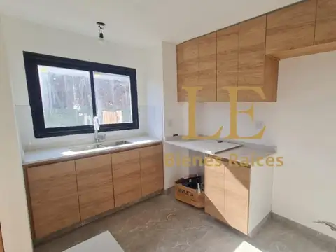 Casa en Alquiler con 4 cocheras