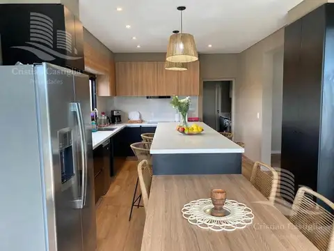 Casa 4 ambientes con 3 baños