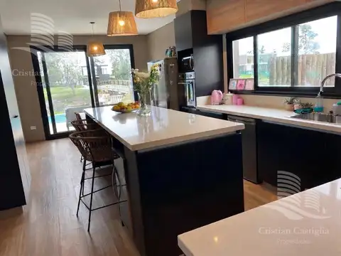 Casa en Venta con 2 cocheras