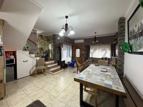 Casa en Venta con 2 cocheras