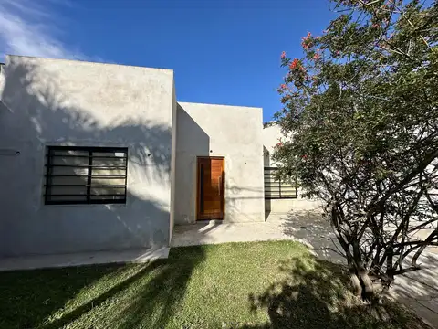 Casa en Venta hecha a nueva, de 3 dormitorios, superficie total de 325 m2, centro de Campana