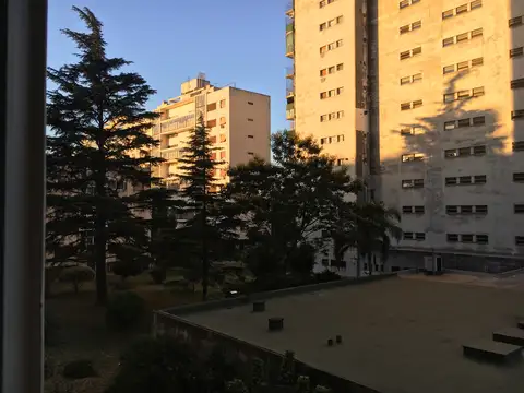 Increible luminosidad. Pisos de parquet. Amplios placares. Calefacción central