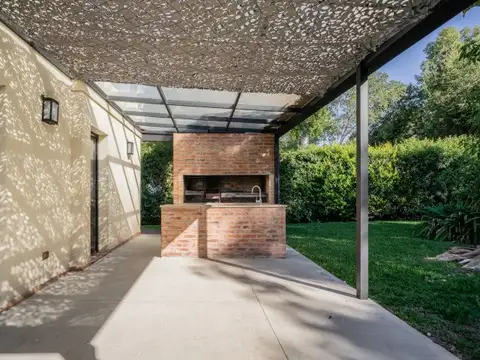 VENTA. CASA. 4 AMBIENTES. PILETA. APTO CRÉDITO. FINCAS IRAOLA.