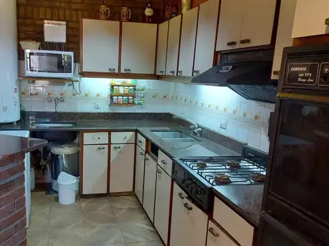 Casa 5 ambientes con 3 baños