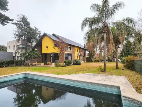 Casa de 2 dormitorios con pileta y gran jardín en  Country Club Logaritmo