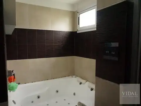 Casa 5 ambientes con 3 baños