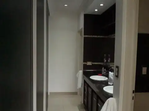 Casa en Alquiler con 3 cocheras