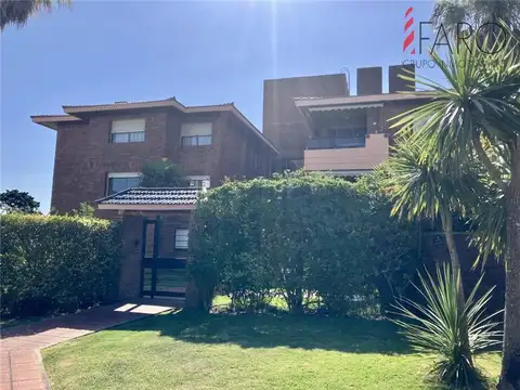 Apartamento de dos dormitorios y dos baños, con doble garage en Mansa.
