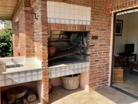 Apartamento de dos dormitorios y dos baños, con doble garage en Mansa.