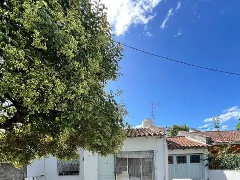 CASA LOTE PROPIO 3 AMBIENTES CON JARDIN, COCHERA Y PATIO