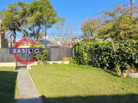CASA EN VENTA EN LOTE PROPIO CON JARDÍN, COCHERA Y PARRILLA EN BOULOGNE