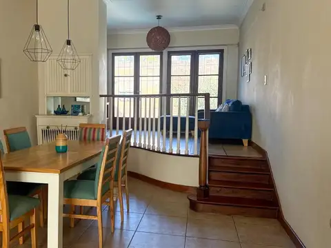Casa 6 ambientes con 5 baños