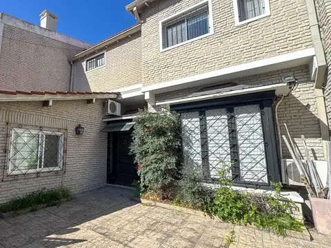 Venta Casa 6 ambientes con parrilla y pileta La Lucila